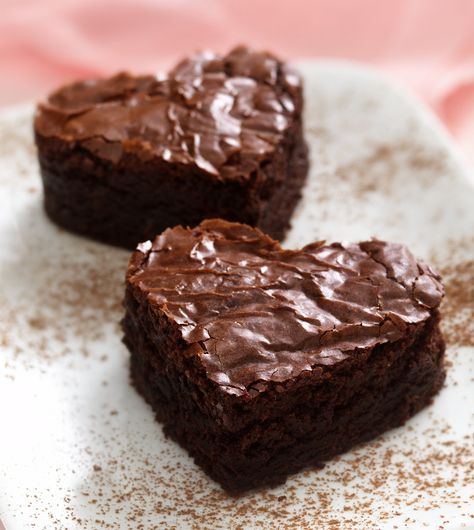 Turn fudgy brownies into "love-ly" brownies with the press of a cookie cutter. Baking Cocoa, Heart Food, Valentines Day Treats, Valentines Food, Brownie Cookies, Brownie Recipes, Forever Young, Healthy Dessert, Cake Pops