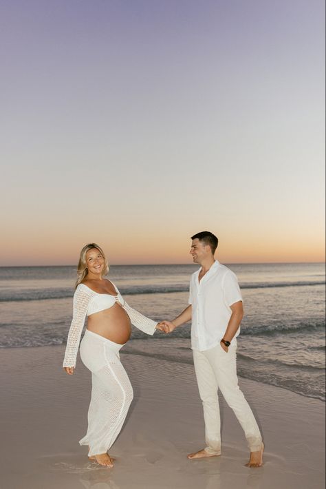 Maternity Shoot Beach, Beach Maternity Pictures, Maternity Shoot Outfit, Maternity Studio Photoshoot, Maternity Photography Beach, Pregnancy Announcement Photoshoot, Maternity Photography Poses Outdoors, Pregnancy Belly Photos, Cute Pregnancy Pictures