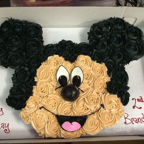 SweetTBakeshop: #MickeyMouse designed cupcake pull apart birthday cake  #mickey Disney #cupcake Mickey Mouse Cupcake Cake, Mickey Or Minnie Gender Reveal, Mickey Mouse Birthday Cakes, Mickey Mouse Cupcake, Cupcake Pull Apart, Mickey Cupcakes, Pull Apart Cakes, Pull Apart Cupcake, Disney Cupcakes