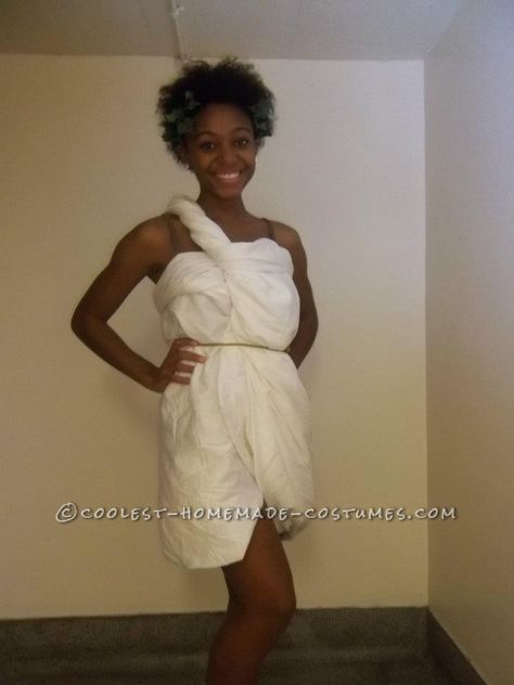 Toga party How To Tie A Toga, Toga Costume Diy, Diy Toga, Do It Yourself Costumes, Red Head Halloween Costumes, Ancient Greek Costumes, Time Costume, Fashion Designers Names, Blonde Halloween Costumes