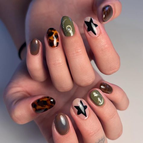 Love these fall nails🤎⭐️ Inspo @tamaminails #fallnails #nailinspo #aznails #madewithkokoist #fall #nails Funky Nails Winter, November Nail Inspo Short, Y2k Fall Nails, Fall Funky Nails, Fall Blooming Gel Nails, Fall Nail Designs Short Square, Short Nails Inspo Aesthetic, Short Nail Designs Autumn, Simple Aesthetic Nails