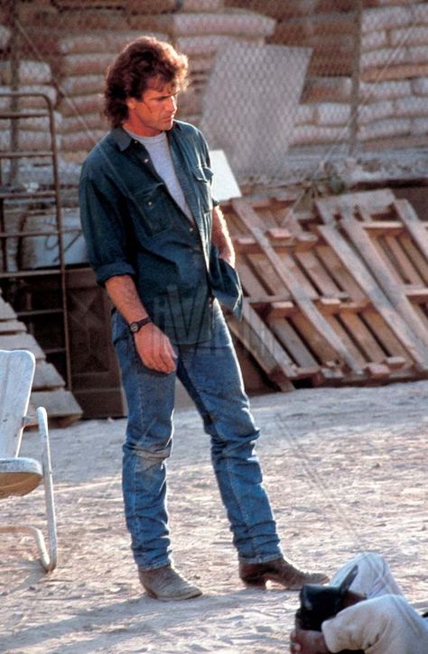 Mel Gibson in Lethal Weapon 3 (1992) Country Style Men, Grandpa Outfit, 80s Fashion Men, Mens Western Wear, Bota Country, Estilo Country, Dope Outfits For Guys, Mel Gibson, Cowboy Outfits