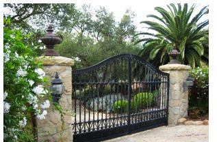 Victorian Driveway, Gate For Home, Metal Driveway Gates, Wrought Iron Fence, Outdoor Fencing, Steel Gate Design, Iron Gate Design, Wrought Iron Gate, Metal Gates