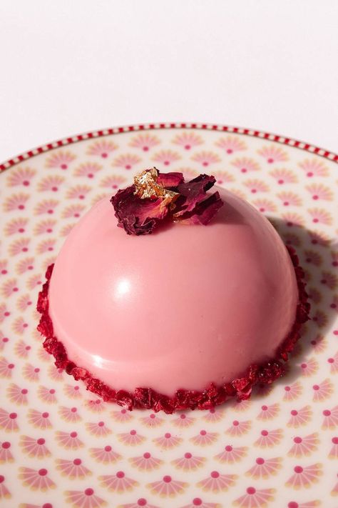 Professional Desserts Recipes, Mousse Cake Plating, Domed Desserts, Elegant Desserts Beautiful, Professional Desserts, Raspberry Entremet, Caramelised Pear, Luxury Desserts, Fancy Deserts