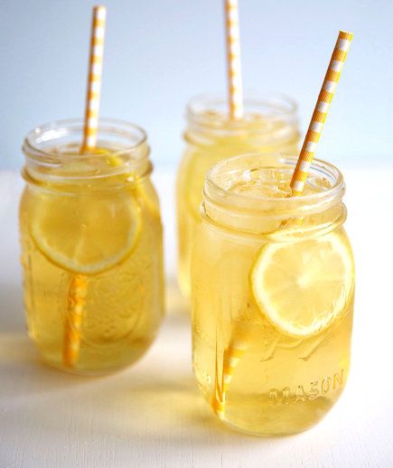 Mason Jar Iced Tea | Instead of breaking out the tea kettle in steamy summer months, brew tea bags in cold water for a naturally sweet (and less-acidic) beverage. Sip the tea straight from the jar, or screw on the lid and pack ‘em up for a picnic. Cold Brew Iced Tea, Dried Peaches, Brew Tea, Peach Ice Tea, Studying Food, Iced Tea Recipes, Hydrating Drinks, Anti Aging Food, Honey Tea