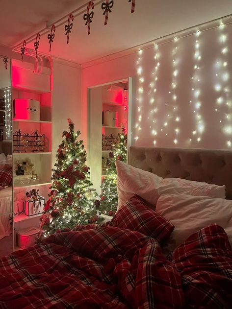 Christmas Bedroom Cozy Aesthetic, Christmas Room Decor Aesthetic Cozy, Christmas Theme Room, Cozy Christmas Bedroom Aesthetic, Christmas Lights In The Bedroom, Christmas Room Aesthetic, Cozy Christmas Room, Christmas Lights In Room, Christmas Room Ideas