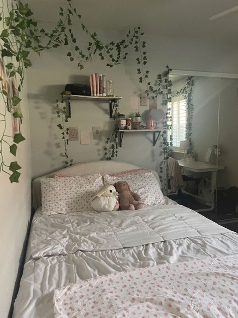 Room Set Up Ideas Aesthetic, Old Aesthetic Bedroom, Pintrest Rooms Decor, Green Coquette Bedroom, Cozy Coquette Bedroom, Coquette Dorm Room Ideas, Bedroom Inspo Coquette, Room Decor Bedroom Coquette, Coquette Room Bed