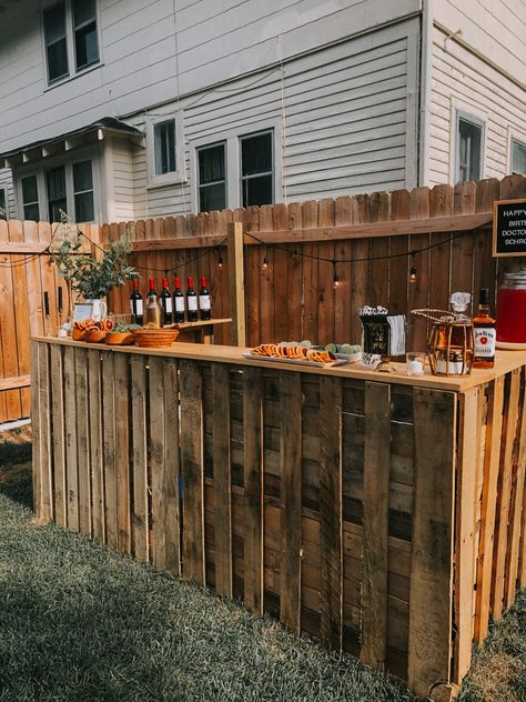 30th Birthday Dinner Party, Dinner Party Outdoor, 30th Birthday Dinner, Diy Pallet Bar, Birthday Party Dinner, Backyard Dinner Party, Backyard Birthday Parties, Backyard Parties, Outdoors Birthday Party