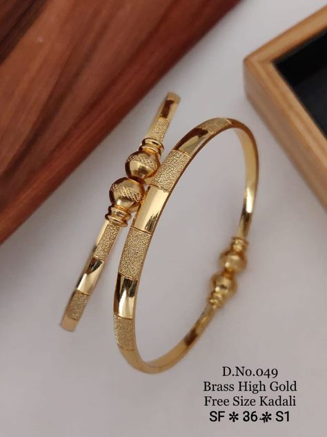 Simple Gold Bangle, Kids Gold Jewelry, Unique Gold Jewelry Designs, Delicate Gold Jewelry, Gold Jewels Design, Gold Bangles For Women, New Gold Jewellery Designs, Gold Bangle Set, Modern Gold Jewelry