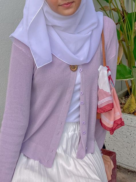 Purple Cardigan Outfits Hijab, Hijabi Cardigan Outfit, Lilac Outfit Hijab, Lilac Cardigan Outfit, Purple Cardigan Outfits, Cardigan Outfit Hijab, White Under Shirt, Purple Top Outfit, Aesthetic Outfits Hijab