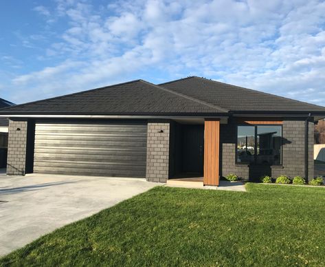 Bricks Euro Range – Midland Brick NZ Black Roof House Exterior, Black Brick House, Brick Home Exterior, Midland Brick, Cinder Block House, Modern Brick House, Land House, House Building Ideas, Brick Ideas