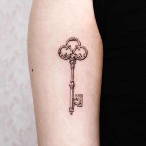 아와 [AWA] (@auua.tattoo) • Instagram photos and videos Old Fashion Key Tattoo, Key Tattoo Designs For Women, Key Tattoos For Women, Old Key Tattoo, Vintage Key Tattoos, Antique Key Tattoos, Small Key Tattoos, Lock Key Tattoos, Tattoo Key