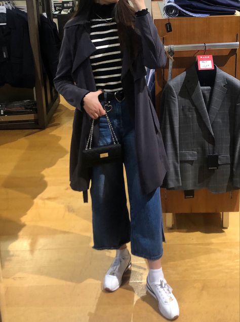 Dangly gold hoop earings and necklace pair with a striped turtleneck cozied up in a black coat and tucked in a wide leg jeans wrapped by a shiny belt plus white shoes and a beret Striped Turtleneck, White Shoes, Black Coat, Wide Leg Jeans, Neck Tie, Wide Leg, Normcore, Turtle Neck, Outfit Inspo