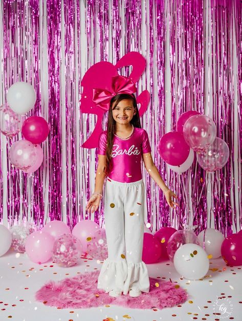 Diy Barbie Photoshoot, Barbie Mini Sessions, 6 Year Birthday Photoshoot, Barbie Photoshoot Ideas Photo Shoot, Barbie Birthday Photoshoot, Barbie In A Box Photoshoot, Barbie Photoshoot Ideas Kids, Barbie Backdrop Photoshoot, Girl 5th Birthday Photoshooting Ideas