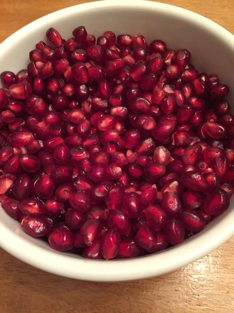 Pomegranate Bowl, Fruit Cereal, Healthy Lunch Snacks, Fast Dinners, Healthy Food Motivation, Pomegranate Seeds, Food Humor, Fruit Smoothies, Food Obsession