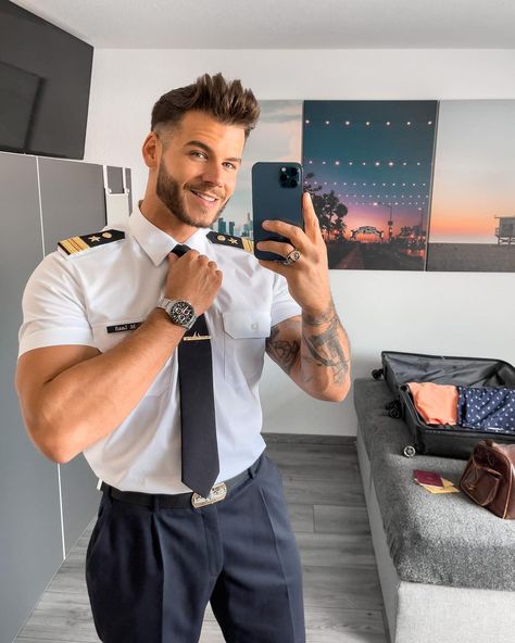 Hot Pilot, Pilot Uniform Men, Pilot Aesthetic, Ugly Love Colleen Hoover, In Airplane, Pilot Uniform, Uniform Men, Pilots Aviation, Fly Guy