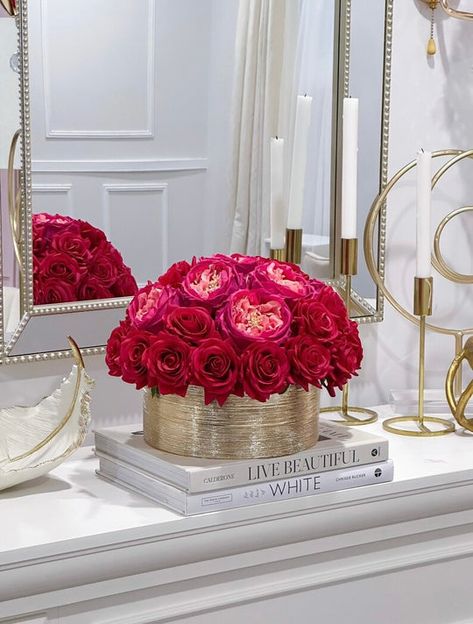 Aesthetic Flower Decor, Red Rose Home Decor, Pink Vases Decor, Romantic Apartment Decor, Pink Flower Centerpieces Birthday, Bedroom Flower Arrangements, Feminine House Decor, Gold Vase With Flowers, Girly Kitchen Decor Apartment