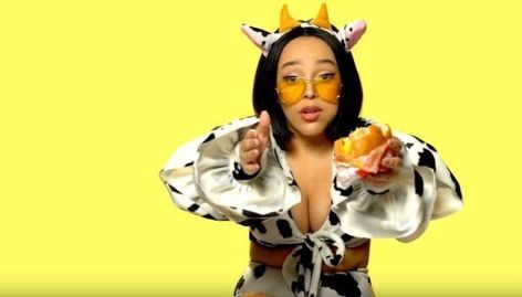 Doja Cat Cow, Dojo Cat, Nia Lovelis, Aesthetic Female, Cow Outfits, Cat Cow, Harry Styles Wallpaper, Human Poses Reference, Female Rappers