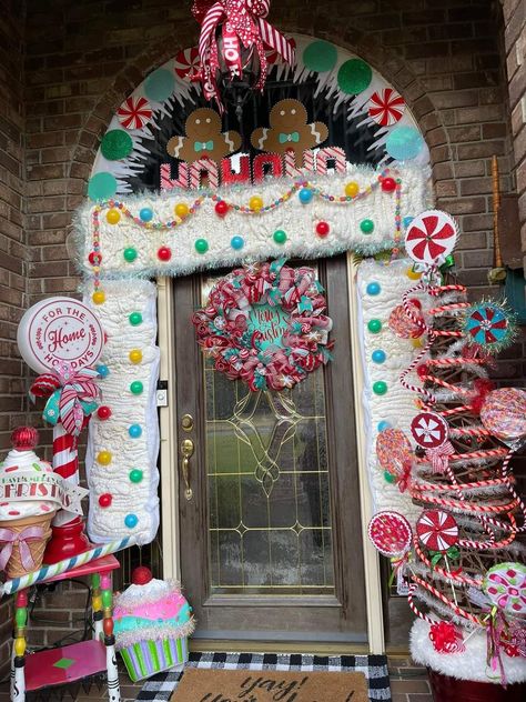 Candyland Porch Decorations, Indoor Christmas Archway Decor, Candyland Outdoor Christmas Decor, Candy Christmas Theme, Candy Cane Outdoor Decorations, Christmas Gingerbread House Decorations, Fake Candy Decorations Diy, Winter Candyland, Christmas Candyland