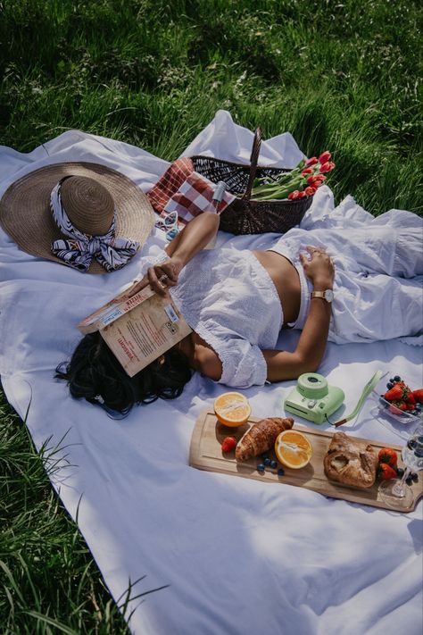 Picnic Photo Shoot, Deep Red Nails, Picnic Photoshoot, Indoor Picnic, Picnic Decorations, Pic Nic, Romantic Mood, Outdoor Photoshoot, A Picnic