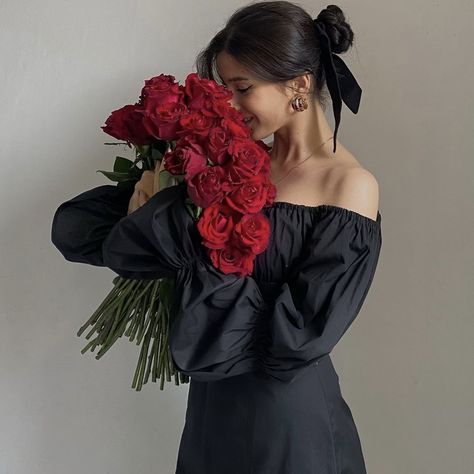 Rose Bouquet Pictures, Bridal Makeup Images, Flower Photoshoot, Flower Gift Ideas, Hair Arrange, Pic Pose, Best Photo Poses, Dark Photography, People Photography