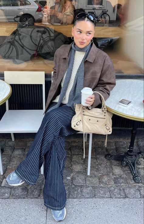 Grey Trench Coat Outfit Winter, Gray Trench Coat Outfit, Grey Scarf Outfit, Grey Trench Coat Outfit, Gray Scarf Outfit, Trench Coat Outfit Winter, Tokyo Winter, Uk Fits, 2025 Style