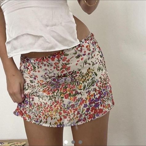 Enduring Kairos spring mini skirt * i recommend... - Depop Rock Dress, Rok Mini, Color Tops, Floral Mini Skirt, Looks Vintage, Spring Summer Outfits, Fashion Killa, Look Fashion, Aesthetic Clothes