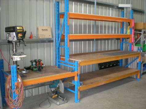 This workbench is extremely heavy duty as it is made from Pallet Racking.  A great way to store those big items and still have work space to use. Workbenches can be in found in sheds and warehouses.  http://www.racknstackwarehouse.com.au/products/cairns/workbenches/ Pallet Rack Workbench, Pallet Racking Ideas, Pallet Deck Diy, Warehouse Racking, Pallet Racking, Pallet Storage, Garage Loft, Warehouse Shelving, Industrial Warehouse