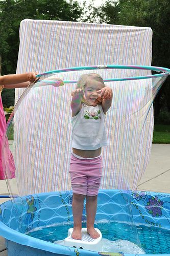 In class, we love bubbles and hula hoops! Why not combine the two for hula hoop sized bubbles? Giant Bubble Recipe, Bubble Recipe, Super Bubbles, Bubble Birthday, Bubble Fun, Giant Bubbles, Bubble Party, Summer Play, Games For Boys