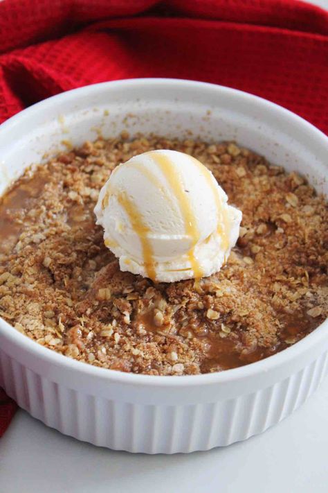 Air Fryer Apple Crumble Air Fryer Apple Crumble, Apple Crumble With Oats, Air Fryer Recipes Dessert, Apple Crumble Recipe, Canned Apple Pie Filling, Apple Crumb, Pie Filling Recipes, Fruit Crumble, Caramel Drizzle