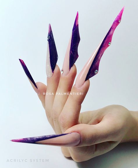 Arrow Nails Shape, Curved Stilletto Nails, Stiletto Aura Nails, Super Sharp Stilleto Nails, Aura Stiletto Nails, Stilleto Aura Nails, Arrow Nails, Sharp Nails, Punk Nails