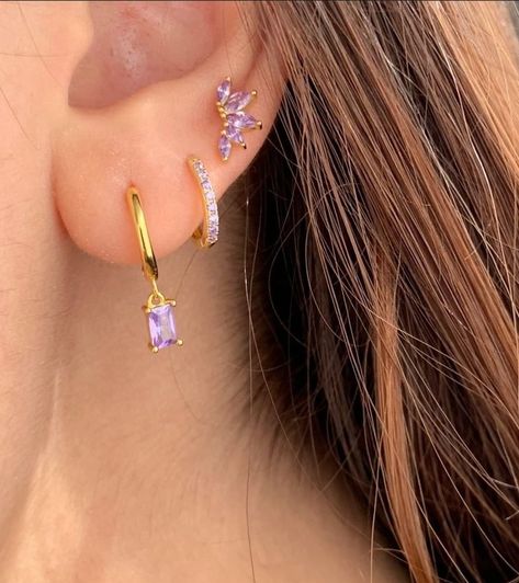 Classy Earrings Gold, Earrings Aesthetic Stacked, Triple Piercing, Three Ear Piercings, Ear Stacks, Pretty Jewelry Necklaces, Raw Gemstone Jewelry, Casual Jewelry, Jewelry Accessories Ideas