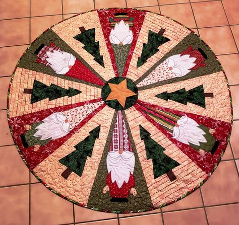 Gnome (Nisse) Round Table Topper Christmas Table Runner Pattern, Christmas Door Hangings, Christmas Tree Skirts Patterns, Christmas Quilting Projects, Tree Skirt Pattern, Christmas Tree Quilt, Christmas Patchwork, Quilted Christmas Stockings, Christmas Quilt Patterns