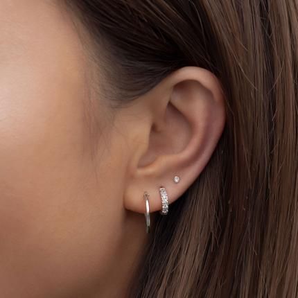 Earring Placement Ideas, Ušný Piercing, Bijoux Piercing Septum, Piercing Lobe, Minimalist Ear Piercings, Ear Peircings, Cool Ear Piercings, Pretty Ear Piercings, Cute Ear Piercings