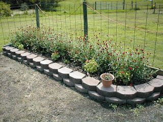 Landscape Planters, Inexpensive Raised Garden Beds, Raised Bed Garden Layout, Landscaping Stones, Landscaping Blocks, Tropical Backyard Landscaping, Modern Garden Landscaping, Vegetable Garden Beds, Garden Pavers