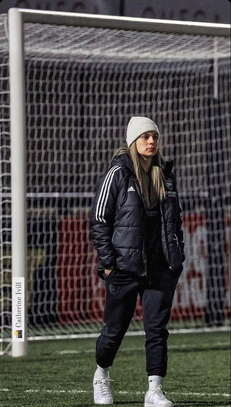 Soccer Winter Outfits, Soccer Style Women, Soccer Match Outfit, Soccer Match Outfit Woman, Soccer Coach Outfit Women, Footy Outfits, Soccer Game Outfits, Football Training Kit, Coach Outfits