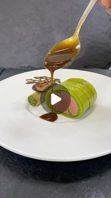 Plating Art Media ✨ on Instagram: "Creative ways of plating 🔪✨ Featuring chef Rassem today. #cooking #plating #culinaryarts #chef #restaurant #meat #culinary #food" Gourmet Recipes Fine Dining Appetizer, Meat Plating, Starters Vegetarian, Molecular Gastronomy Plating, Culinary Plating, Fine Dining Appetizers, Food Plating Design, Fine Dining Plating, Michelin Food