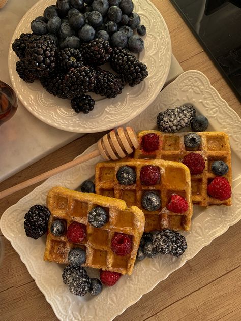 American Breakfast Aesthetic, Aesthetic Waffles, Waffle Aesthetic, Waffles Aesthetic, French Toast Waffles, Waffle Bowl, Aesthetic Breakfast, Bakery Foods, Dream Food