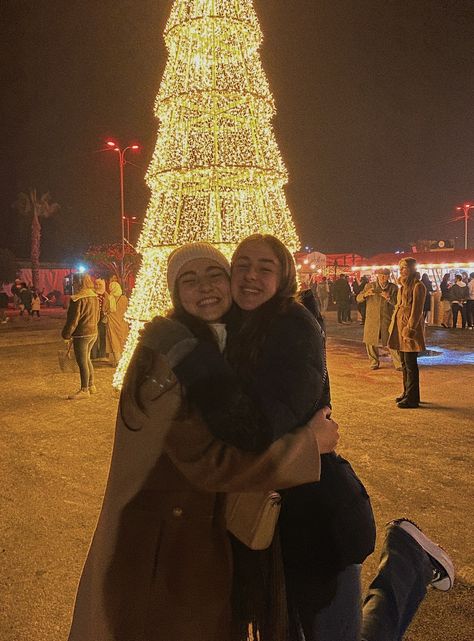 Christmas Photos Best Friends, Christmas Vibes With Friends, Christmas Photos Friends, Bestie Christmas Photos, Christmas Aesthetic Family, Christmas Slumber Party, Winter With Friends, Christmas Lights Photoshoot, Christmas Pictures Friends