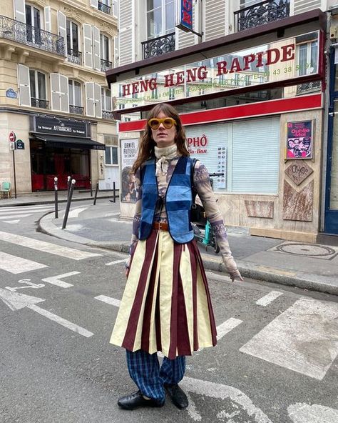 Layers Clothing, Layering Clothes, Sweater Outfits Fall, Fashion Idol, Layered Fashion, Style Muse, Layering Outfits, Paris Street Style, Japanese Street Fashion