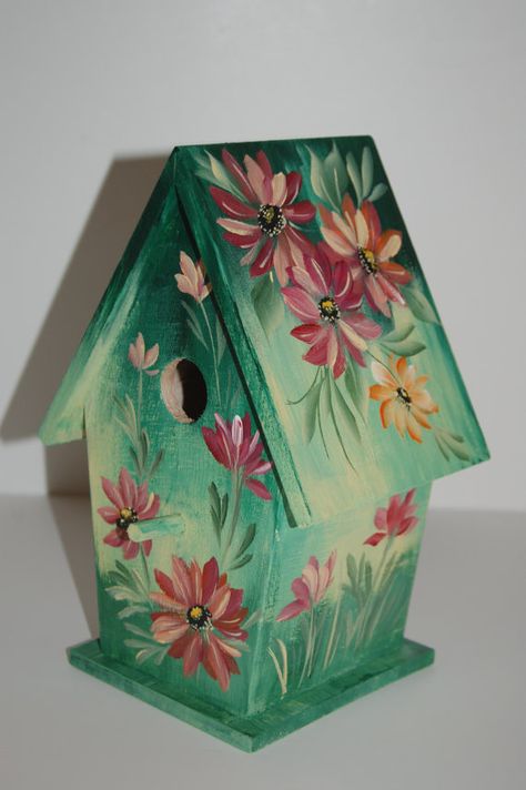 Um mimo pintado a mão. Hand Painted Birdhouses, Beautiful Birdhouses, Bird Houses Ideas Diy, Bird House Kits, Bird Aviary, Clay Flower Pots, Bird Houses Painted, Birdhouse Designs, Decorative Bird Houses