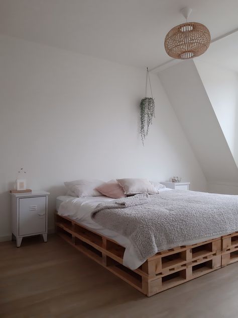 Bed Ideas Pallet, Bed With Pallets Platform, Full Pallet Bed, Bed With Wood Pallets, Wood Palette Bed Platform, Palet Bed Frames, Wood Crate Bed Frame, Pallets Under Bed, Pallet Bed Full Size