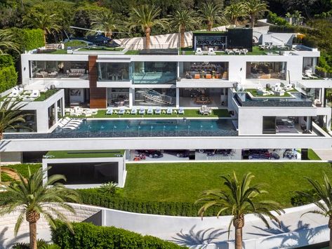 LA mega-mansion is selling at a $100 million discount: Photos - Insider Bel Air Road, Bel Air Mansion, Exclusive House Plan, At Home Movie Theater, Mega Mansions, Pagani Huayra, Casa Exterior, Expensive Houses, Bugatti Veyron