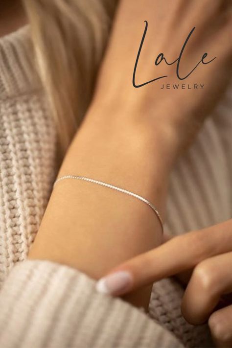 This is a dainty and minimal-layer bracelet. It is made of 925 sterling silver. The delicate chain gives it an elegant look. This bracelet makes a great gift for any occasion. Bracelet Minimal, Minimal Bracelet, Bracelet Elegant, Demi Fine Jewelry, Dainty Bracelets, Layered Bracelets, Dainty Jewelry, Bracelet Stack, Cleaning Jewelry