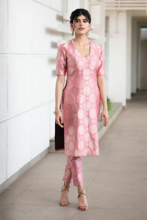 Brocade Chudidar Designs, Banarasi Silk Suit Designs Latest, Silk Salwar Patterns, Banaras Kurti Designs, Silk Suit Neck Designs Indian, Brocket Suit Design, Pattu Kurti Designs, Banarasi Dress Designs, Banarasi Kurti Design