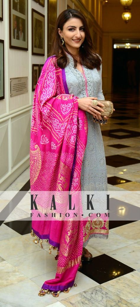 Soha in grey n pink anarkali wid matching contrast bandhni dupatta Embroidery Projects Ideas, Contrast Fashion, Bandhani Dress, Desi Wear, Salwar Designs, Salwar Kamiz, Madhuri Dixit, Indian Suits, Kareena Kapoor