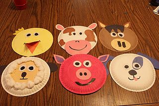 Adorable farm animal masks! (:   Cute blog ideas. Farm Animal Masks, Paper Plate Animals, Farm Animal Crafts, Farm Animals Theme, Farm Animal Party, Farm Preschool, Farm Activities, Barn Wood Crafts, Farm Crafts