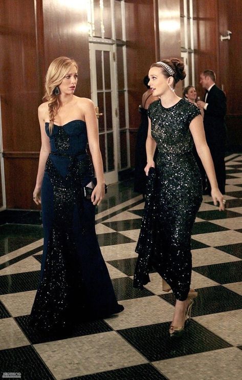 Fia Prize Giving, Blake Lively Leighton Meester, Gossip Girl Cast, Estilo Gossip Girl, Estilo Blair Waldorf, Serena Dress, Blair And Serena, Blair Waldorf Style, Gossip Girl Outfits