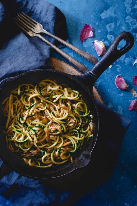 Chinese Chicken Zoodles - Running to the Kitchen Noodle Recipes Chicken, Chicken Zoodles, Zoodles With Chicken, Zucchini Zoodles, Chicken Chinese, Zucchini Noodle, Zucchini Noodle Recipes, Zoodle Recipes, Spiralizer Recipes