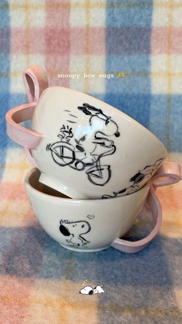 Jewal on Instagram: "snoopy bow mugs of my dreams! sold out!! ⭐️🫶" Snoopy Pottery Painting, Miffy Pottery Painting, Pottery Craft Ideas, Bow Mug, Snoopy Pottery, Mug Pottery Painting, Ceramic Pottery Painting, Mug Design Ideas, Snoopy Decor